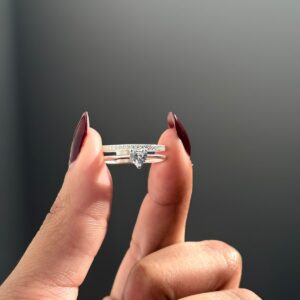 Anel Aro Duplo Cravejado Solitário Com Coração De Zircônia