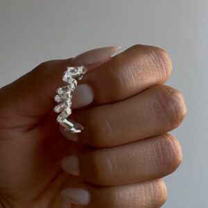 Brinco Branco Meia Argola Com Zircônia Cristal