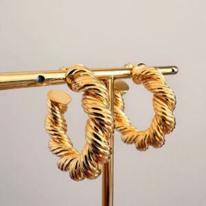 ARGOLA TUBO TRANÇADA COM RELEVO BANHADO A OURO